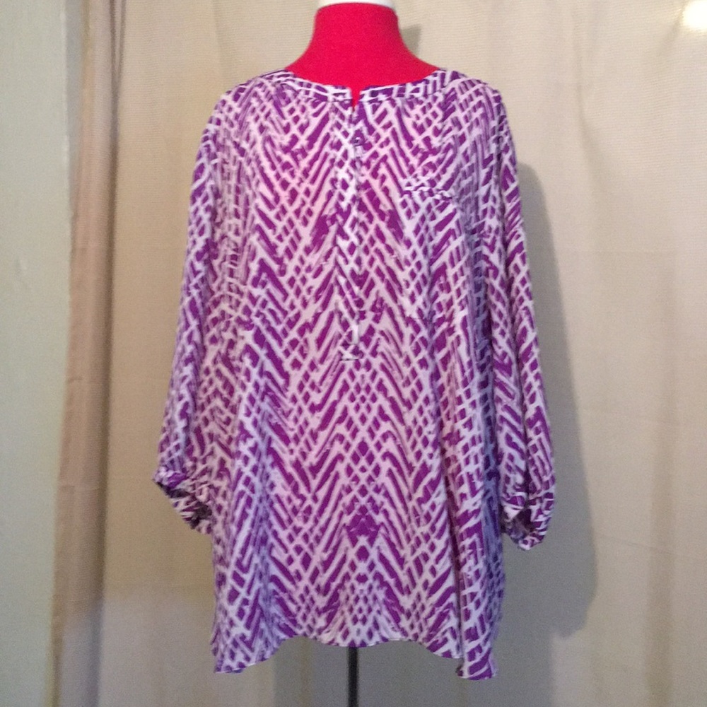 Nice purple and white blouse with 3/4 sleeve.